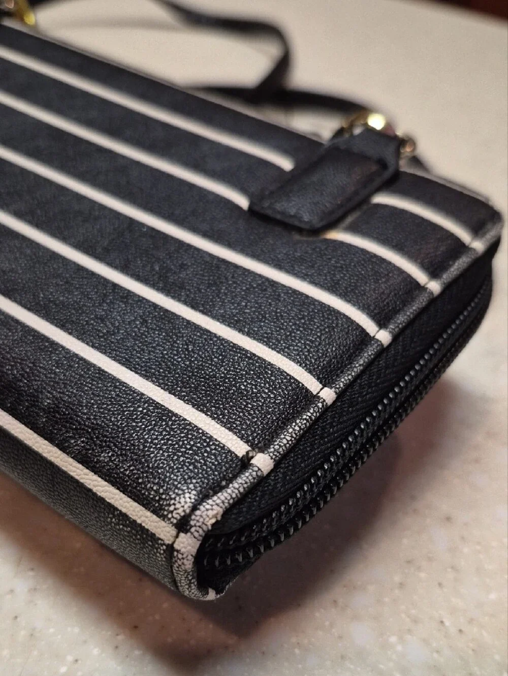 Luv Betsey by Betsey Johnson crossbody wallet/wristlet pouch Daisys & Stripes